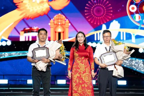 Phó Chủ tịch UBND TP Đà Nẵng Nguyễn Thị Anh Thi trao kỷ niệm chương cho đại diện hai đội trình diễn trong đêm khai mạc