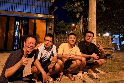 Các du khách đến từ Ninh Bình ngồi chờ xem pháo khoa tại khu vực gần cầu Trần Thị Lý