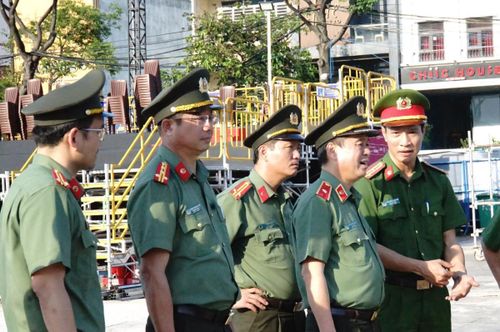 Thiếu tướng Nguyễn Hữu Hợp - giám đốc Công an thành phố luôn kiểm tra, chỉ đạo công tác đảm bảo an ninh trật tự cho lễ hội