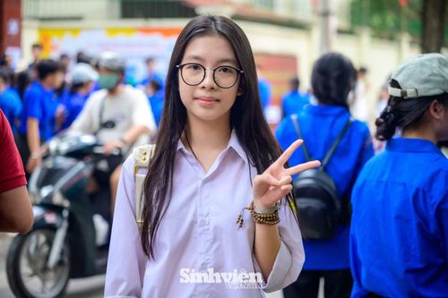 Cùng chung sự hồi hộp, bạn Khánh Linh (học sinh lớp 9A3, Trường THCS Mậu Lương) cho biết bản thân vẫn còn chút lo lắng sau khi nộp bài: "Em cảm thấy phần nghị luận xã hội và câu cuối yêu cầu đề xuất giải pháp khá dễ, nhưng phần đọc hiểu lại tương đối khó. Đề thi không xuất hiện các dạng câu hỏi lạ và bám sát nội dung trên lớp. Em dự đoán mình sẽ đạt khoảng 7,5 đến 8 điểm, tương đương với mức điểm em thường đạt ở trường."