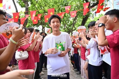 Bạn Vũ Dũng (học sinh Trường THCS Xuân La) - thí sinh đầu tiên rời điểm thi THPT Phan Đình Phùng chia sẻ: "Do được ôn nhiều dạng đề ở trường nên em cảm thấy đề vừa sức, có thể đạt được mức 8 điểm trở lên."