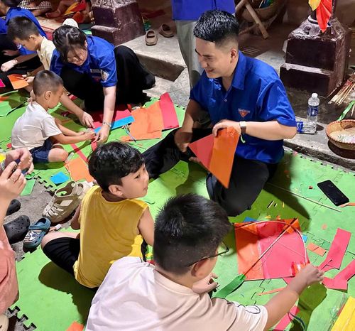 Anh Châu Văn May tham gia hỗ trợ các hoạt động tại ngày hội
