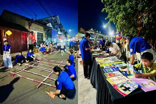Đoàn viên, thanh niên hỗ trợ hướng dẫn du khách tham gia các hoạt động trải nghiệm tại không gian lễ hội.