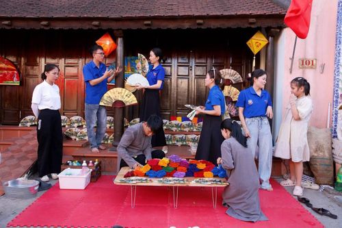 Tuổi trẻ địa phương góp phần lan tỏa giá trị di sản và quảng bá hình ảnh phố cổ Bao Vinh đến du khách.