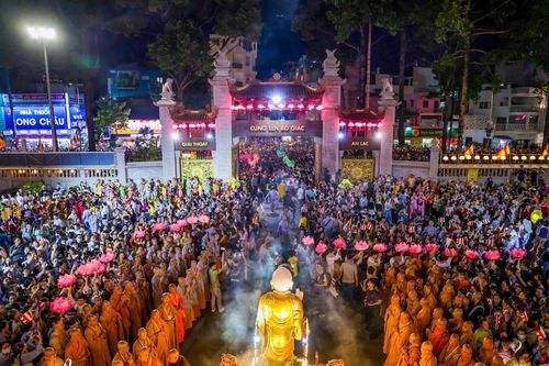 Lễ rước tượng Đức Phật sơ sinh trên chặng đường 4km từ chùa Ấn Quang đến Việt Nam Quốc Tự mừng lễ Phật đản vào tối 24-5. Ảnh: NGUYỄN THẠNH