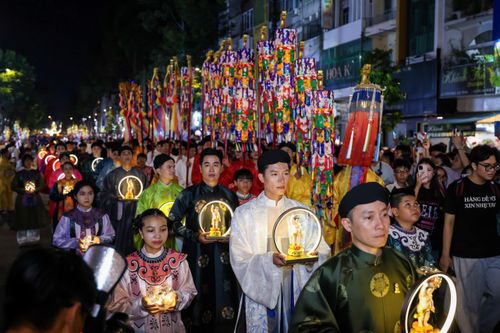 Đông đảo người dân, trong đó có nhiều nghệ sĩ tham Lễ rước tượng Đức Phật sơ sinh mừng lễ Phật đản. Ảnh: NGUYỄN THẠNH