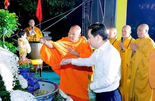 Chư tôn đức cùng đại diện các ban, ngành TPHCM thực hiện nghi thức tắm Phật