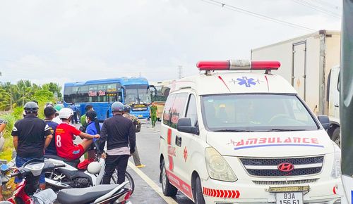 Xe cấp cứu đưa các nạn nhân đến bệnh viện