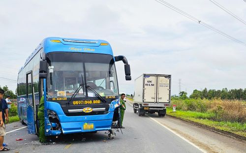 Phần xe khách hư hỏng do va chạm với nhiều xe máy đi người chiều