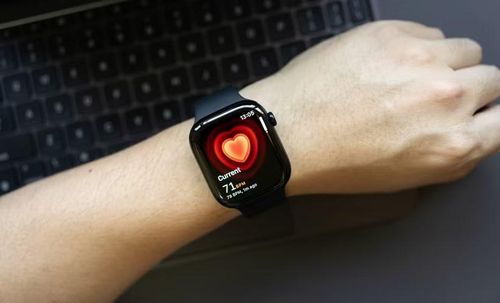 Các cảm biến này sẽ phân tích lượng ánh sáng đỏ và hồng ngoại được hấp thụ để xác định độ bão hòa oxy trong máu, vì vậy nếu smartwatch của người dùng không hỗ trợ đo SpO2 thì rất có thể thiết bị chỉ được trang bị cảm biến đèn xanh cho chức năng đo nhịp tim cơ bản.