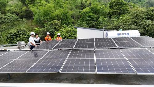 Lắp đặt điện mặt trời mái nhà là một trong những giải pháp mà Công ty Điện lực Phú Thọ khuyến khích khách hàng sử dung nhằm chủ động nguồn điện tại chỗ, giảm chi phí sử dụng điện và góp phần sử dụng năng lượng xanh bền vững.