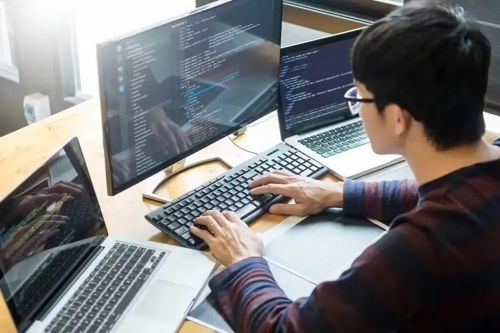 Theo nhà đồng sáng lập Microsoft, phát triển phần mềm vẫn sẽ là ngành nghề quan trọng trong nhiều năm tới bởi AI hiện mới chỉ hỗ trợ viết mã và xử lý tác vụ lặp lại, trong khi con người vẫn phải đảm nhiệm việc kiểm tra lỗi, thiết kế hệ thống và đưa ra các quyết định chiến lược cho sản phẩm công nghệ.
