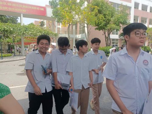 Các thí sinh cho biết đều làm được bài, đề văn ở mức vừa sức, tự tin sẽ đạt được điểm cao.
