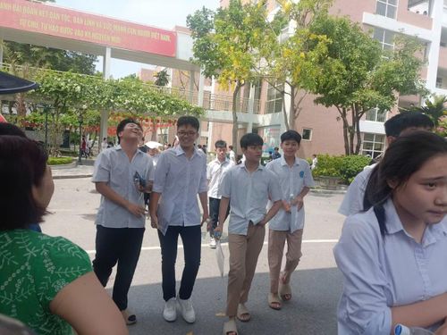 Những nụ cười rạng rỡ xuất hiện trên gương mặt nhiều thí sinh khi bước ra khỏi phòng thi. Theo chia sẻ của các em, đề thi Ngữ văn năm nay phù hợp với năng lực của đa số thí sinh.