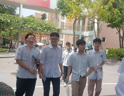  Các thí sinh thi điểm thi vào lớp 10 Hà Nội làm tốt bài thi Ngữ Văn nên phấn khởi rời điểm thi sáng nay. 