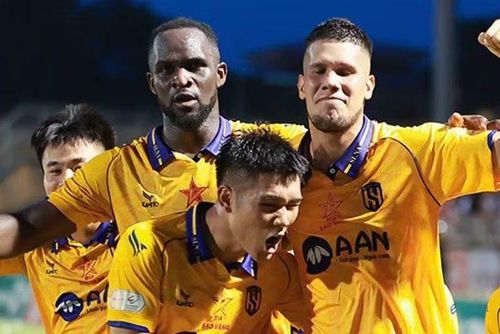 Lúc này CLB Sông Lam Nghệ An đã sớm trụ hạng khi đang hơn đội xếp cuối bảng PVF CAND 9 điểm và hơn đội xếp áp chót là SHB Đà Nẵng 7 điểm trong khi V-League chỉ còn hai vòng đấu nữa là khép lại.
