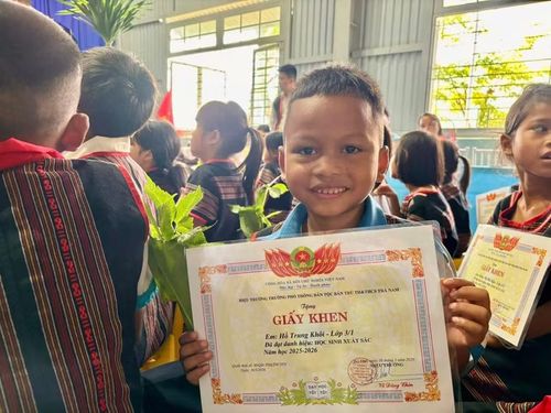 Nhà trường kỳ vọng học sinh sẽ duy trì thành tích học tập tốt để những năm sau vẫn nhận được quà là cây sâm giống trong lễ bế giảng, tạo "vốn" cho con đường học tập ở bậc cao hơn.