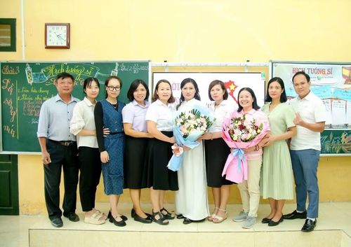 Cô Hoàng Thúy Hoa (thứ 5 từ phải sang) là giáo viên có nhiều năm kinh nghiệm dạy Ngữ văn.