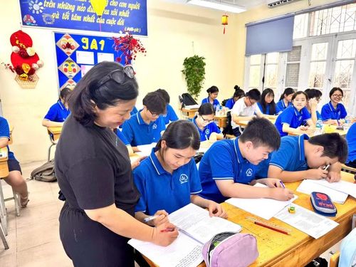Cô trò lớp 9, Trường THCS Chương Dương trong giờ ôn thi vào lớp 10.