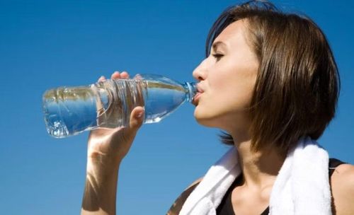 Uống quá nhiều nước, đặc biệt là trong quá trình hoạt động thể chất cường độ cao vào mùa hè, có thể làm giảm mức natri trong máu. (Ảnh: ITN).