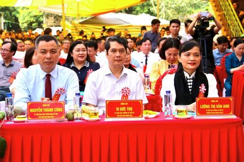 Lãnh đạo tỉnh Sơn La dự ngày hội hái xoài.