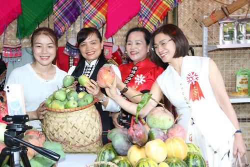 Các đại biểu tham quan gian hàng livestream bán xoài.