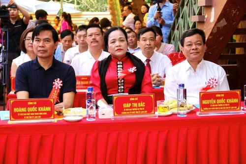 Ông Hoàng Quốc Khánh, Bí thư Tỉnh ủy Lạng Sơn (người đầu tiên bên trái) cùng đoàn công tác dự Ngày hội hái xoài.