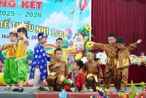 Tiết mục văn nghệ và màn tái hiện nhân vật Thằng Bờm ngộ nghĩnh của các bé.