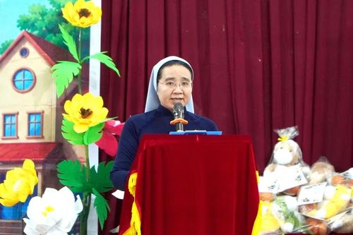 Soeur Nguyễn Thị Ly Na, Hiệu trưởng Trường Mẫu giáo Tư thục Sao Mai chia sẻ tại lễ tổng kết.