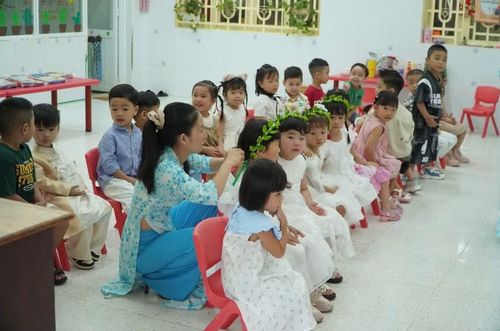 Cô giáo ân cần chỉnh lại mái tóc, trang phục cho các bé trước giờ biểu diễn trong lễ tổng kết năm học.