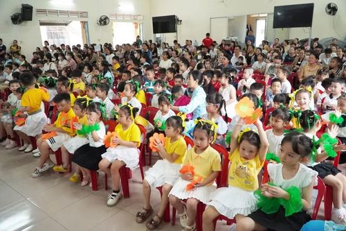 Lễ tổng kết với những cảm xúc đẹp trong lòng các bé và phụ huynh, giáo viên.