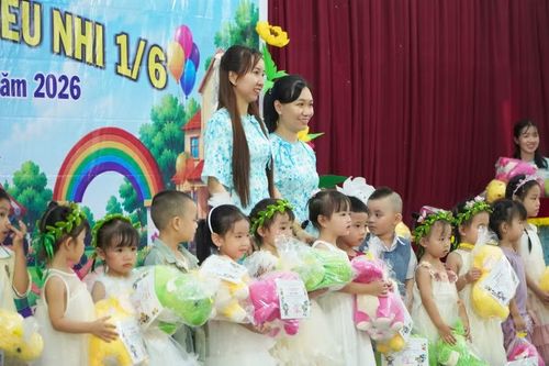 Niềm vui của các bé khi được nhận khen thưởng.