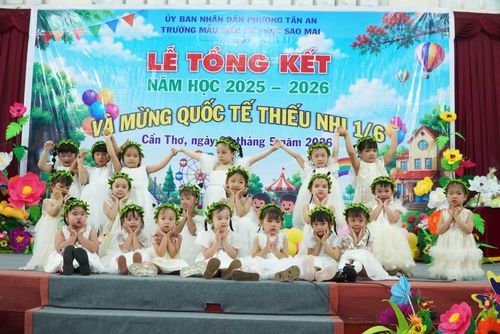 Các bé tự tin biểu diễn trên sân khấu.