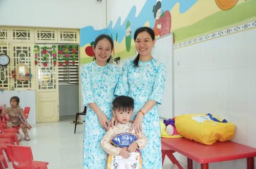 Các cô giáo cùng lưu giữ ký ức đẹp về mái trường đầu đời của các em nhỏ.
