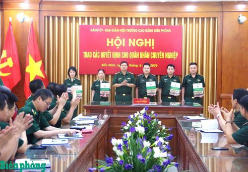 Đại tá Nguyễn Văn Quyền trao quyết định công tác cho các đồng chí quân nhân chuyên nghiệp năm 2026. Ảnh: Vi Cám
