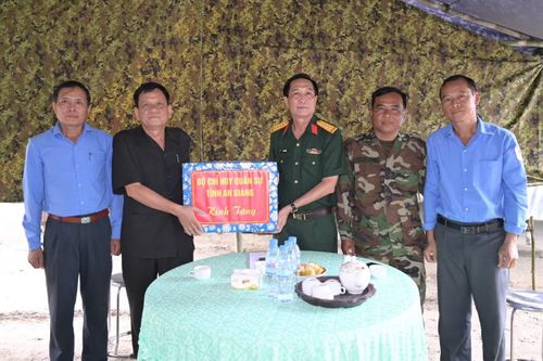 Đại tá Cao Minh Tâm - Phó Chính ủy Bộ CHQS tỉnh An Giang, tặng quà Đội K93 trong chuyến công tác tại Campuchia tháng 5/2026.