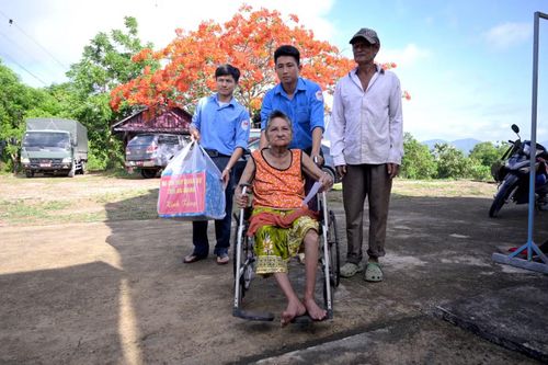 Cán bộ, chiến sĩ Đội K93 khám bệnh, cấp thuốc miễn phí và trao tặng quà cho người dân trên đất bạn Campuchia. Ảnh: Lê Vy.