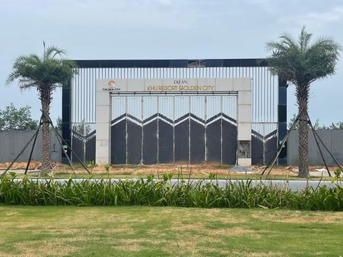 Khu resort Golden City nằm trên bờ biển Bảo Ninh cũng chậm tiến độ hơn 5 năm nay.