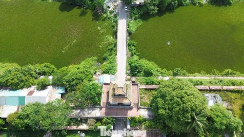 Cửa Kẻ Trài nằm ở góc đông bắc Kinh thành Huế, gần khu vực Mang Cá và sông Đông Ba, là một trong 10 cửa chính của Kinh thành dưới triều Nguyễn. Sau biến cố thất thủ Kinh đô năm 1885, thực dân Pháp biến khu vực Mang Cá thành đồn quân sự, xây hệ thống tường bao khép kín và chặn nhiều lối đi cũ của Kinh thành. Từ đó, cửa Kẻ Trài gần như bị đóng kín suốt hơn một thế kỷ.