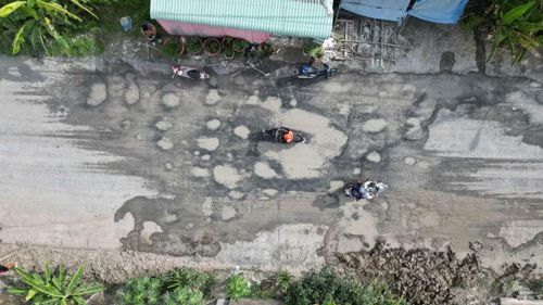 Tuyến đường Ninh Quới - Ngan Dừa từng được kỳ vọng là “đòn bẩy” phát triển kinh tế xã hội của vùng nông thôn mới của địa phương, nhưng sau 6 năm khởi công nâng cấp vẫn ì ạch, để lại nỗi bức xúc trong dân.