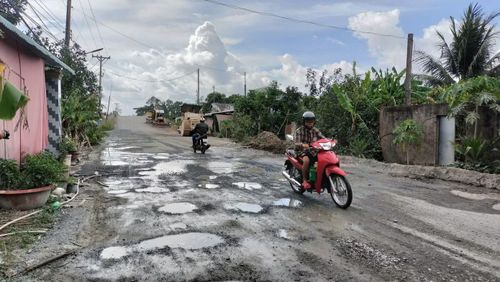 Các tài xế thường xuyên lưu thông qua tuyến đường này đều ngao ngán khi mặt đường thi công dở dang, nhiều ổ gà, ổ voi. Đặc biệt trong mùa mưa, tình trạng ngập nước diễn ra thường xuyên, tạo nên những "cái bẫy" nguy hiểm, khiến nhiều xe bị ngã.