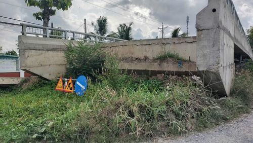 Tuyến đường Ninh Quới - Ngan Dừa có tổng mức đầu tư hơn 271 tỷ đồng, dài 10,9km, đi qua xã Ninh Quới và Hồng Dân (tỉnh Cà Mau), được khởi công từ năm 2019, đến nay nhưng vẫn chưa hoàn thành.