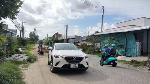 Anh Lư Minh Vũ, tài xế chuyên vận chuyển hàng hóa, cho biết: “Tôi thường xuyên chở hột vịt từ Đồng Tháp về đây. Mỗi lần đi qua đoạn đường này, hàng hóa đều bị hư hỏng, về đến nơi còn bị chủ hàng phàn nàn. Đường đầy ổ gà, ổ voi nhưng không thấy đơn vị nào sửa chữa, khắc phục để người dân đi lại thuận tiện hơn”.