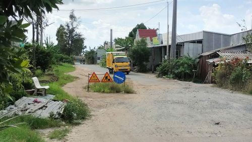 Lãnh đạo UBND xã Hồng Dân cho biết, tại khu vực cầu 6000, có 5 hộ dân không nhận tiền bồi thường và từ chối giao mặt bằng. Các hộ dân này cơ bản thống nhất với phương án bồi thường, tuy nhiên vẫn yêu cầu được bồi thường thêm hàng tỷ đồng mỗi hộ, nên không có cơ sở để xem xét giải quyết.