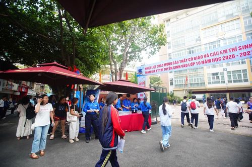 Sáng nay (30/5), gần 124.000 thí sinh Hà Nội bước vào ngày thi đầu tiên kỳ thi tuyển sinh lớp 10 THPT. Đây được xem là kỳ thi có áp lực hơn thi đại học vì tỷ lệ cạnh tranh vào các trường công lập tại Thủ đô ở mức cao.