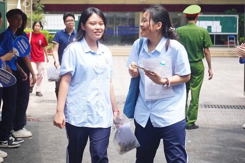 "Em thấy đề thi khá là vừa sức và em đã tận dụng làm được hết. Em nghĩ em ít nhất được 8 điểm, còn em mong sẽ được 8,5 điểm trở lên", em Hà Phương, trường THCS Chu Văn An chia sẻ.
