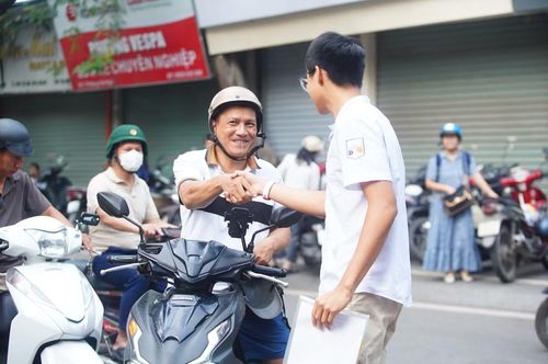 Phụ huynh động viên các sỹ tử trước khi bước vào phòng thi.