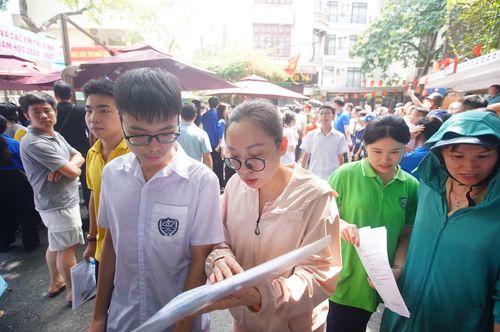"Em cảm thấy đề thi vừa sức, không khó, tuy nhiên em lại quên một vài ý. Em nghĩ em sẽ thi được 8 điểm nhưng thi xong chắc em được khoảng 7 điểm, không được như kỳ vọng", em Gia Phú, trường THCS Nguyễn Siêu chia sẻ.
