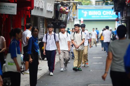 Tại điểm thi trường THPT Kim Liên (phường Kim Liên, Hà Nội), nhiều thí sinh có mặt từ rất sớm.