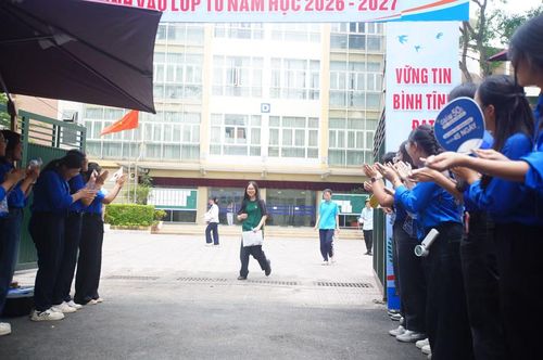 Thí sinh đầu tiên bước ra khỏi cổng trường sau khi hoàn thành bài thi môn Ngữ Văn vào sáng nay (30/5) tại điểm thi trường THPT Kim Liên.